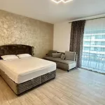 Delmar Premium Cu Piscina In Nord